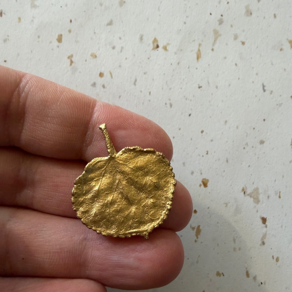 Vintage Gold Tone Textured Aspen Leaf Brooch Botanical Nature Pin Lapel Jewelry